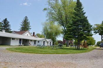 Lucky Horseshoe Cabins Hotel Au Sable Екстериор снимка